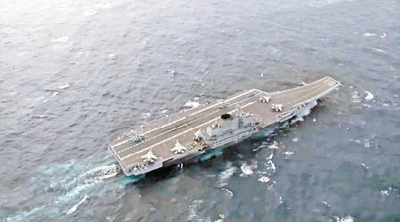 中國海軍軍力增長，圖為遼寧號近日曾穿越台灣海峽。