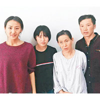 李長銀（右）生前與妻女的合照。