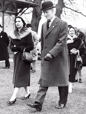 英女王過去多年來沿用款式類似的手袋。（黑白資料圖片）