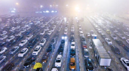 大量車輛滯留在新海港碼頭等候過海。（中新社圖片）