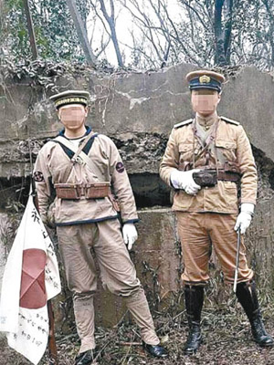 兩名男子在南京玄武紫金山抗戰碉堡前扮日軍拍照，引起公憤。（互聯網圖片）