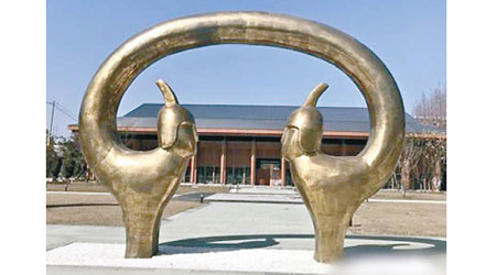 仿製「雙人首蛇身俑」雕塑，兩個人頭均為男性。（互聯網圖片）