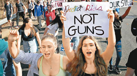大批中學生連日參與示威，促政府加強槍械管制。（資料圖片）