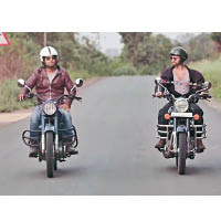 庫馬爾（左）和豪厄爾斯（右）駕駛電單車穿梭多國。