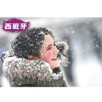 一名女子享受飄雪時刻。