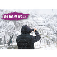 遊客攝下眼前壯麗的雪景。