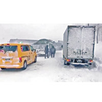 受大雪影響，北海道陸路交通受阻。