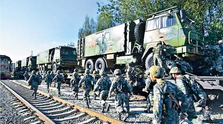 中印邊境局勢緊張，解放軍早前在西北地區進行軍演。（資料圖片）