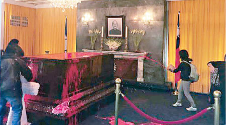 蔣介石的棺柩遭人潑紅漆。（資料圖片）