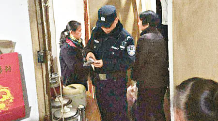 北京警方入屋搜查訪民。（互聯網圖片）