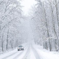 路上鋪滿白雪。（美聯社圖片）