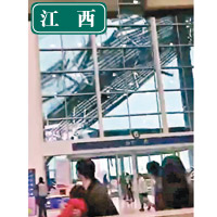 航站大樓內不少旅客目擊建材塌下的一幕。