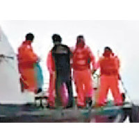 台海巡人員協助漁民擺脫日方船隻。（互聯網圖片）