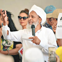 一名回教領袖在示威活動上發言。