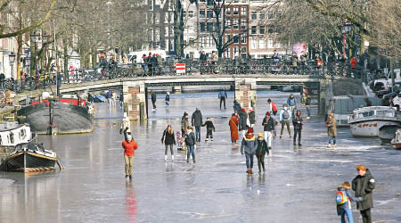運河變成溜冰場。（美聯社圖片）