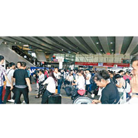 有旅客在深圳北站外等候。