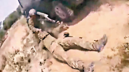 短片拍到一名美軍中彈倒地。（互聯網圖片）