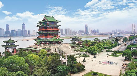 贛江東岸的滕王閣吸引不少人到訪。（資料圖片）