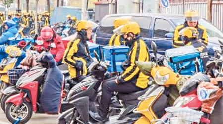 外賣速遞員管理不足，帶來交通安全隱患，深圳交警出台新措施加強監管。