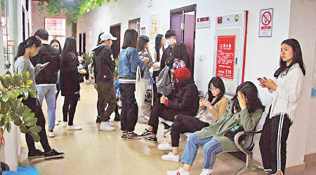 醫務室擠滿來求診的學生。（互聯網圖片）