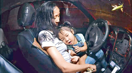 李少雲要帶着女兒開車維持生計。