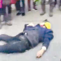 一名被撞途人倒臥在地。