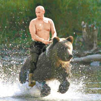 普京指他的騎熊照是偽造圖片。（互聯網圖片）