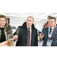 普京（中）在冬奧開幕禮上，與其他來賓祝酒。（資料圖片）