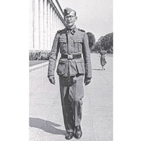 二戰時格朗寧曾穿上納粹軍服拍照。