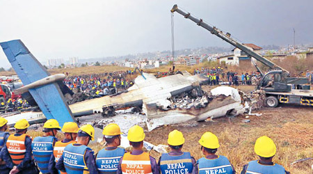 客機殘骸遍布一地。（美聯社圖片）