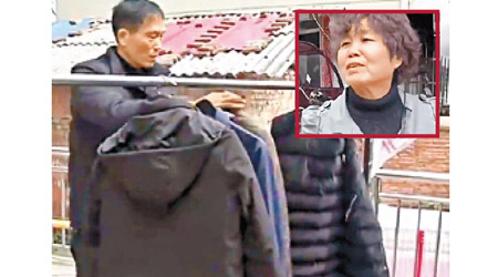 劉男（圖）每天都洗多件衣服。劉妻（小圖）已帶子女搬走。