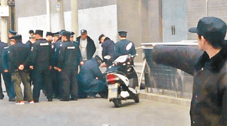 警員封鎖現場為老翁施救。（互聯網圖片）