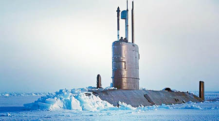 鋒利號破冰浮出水面。（英國皇家海軍圖片）