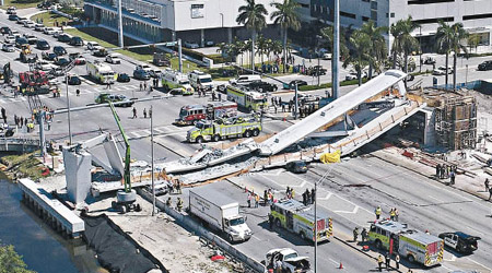 從高空可見，橫跨多條行車線的天橋突塌下。（美聯社圖片）