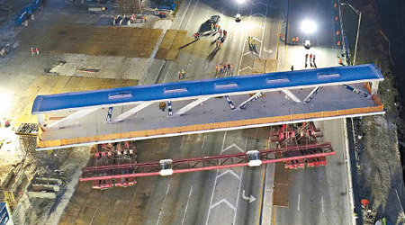 天橋採用快速架設安裝法建造。（美聯社圖片）