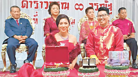達拉萬（前排左）和沃拉叻（前排右）按華人傳統舉行婚禮。