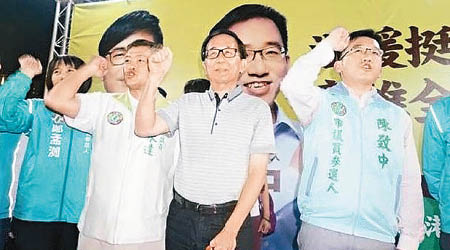 陳水扁（中）昨晚上台為兒子拉票。（中時電子報圖片）