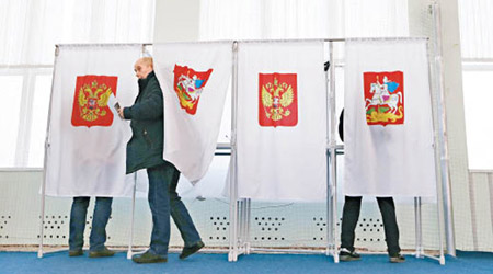 選民在票站準備投票。（美聯社圖片）