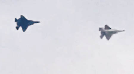 兩架不同階段的殲31試驗機在空中飛行。（互聯網圖片）