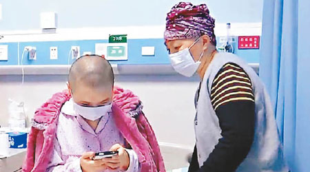 丁佳俐（左）與母親（右）先後確診乳腺癌。（互聯網圖片）