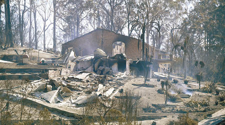大火摧毀了一間住宅。（美聯社圖片）