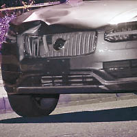 無人車的車頭明顯損毀，可見衝力不小。