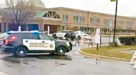 警方趕到校園搜查，並護送學生離開。（互聯網圖片）