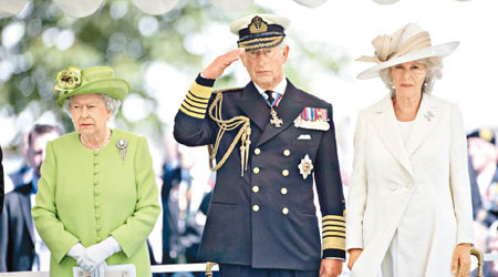 傳英女王（左）不喜歡卡米拉（右）介入查理斯（中）的首段婚姻。（資料圖片）