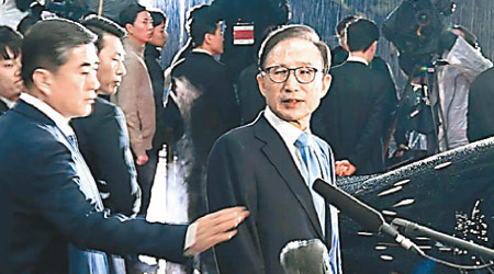 首爾法院向前總統李明博（右）發出拘捕令。