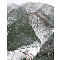涉事山區下起大雪，增加救援難度。