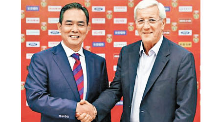 國足教練納比（右）與中國足協主席蔡振華備受輸波壓力。