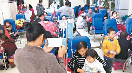 內地多個城市早前進入流感高峰期。圖為北京的醫院逼滿求診患者。（資料圖片）