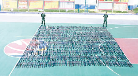警方共查獲五百張水貂皮，鋪滿近半個籃球場（圖）。（互聯網圖片）