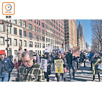 紐約示威者高舉標語要求收緊槍械管制。（胡凱文攝）